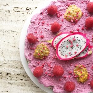 Raw kage med kokos og hindbær